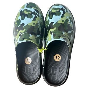 OOFOS Oocloog Recovery Sandal Limited Mens Size 10Womens Size 12 Jungle Camo NWT